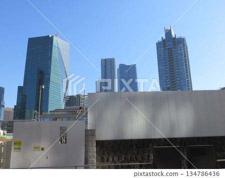 背景中的建築工地和建築物 背景中的建築工地和建築物 134786436