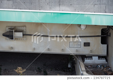 橋墩上鑲嵌著一塊牌匾,上面寫著“大阪市於1999年建造”,並裝有位移限制裝置,這是世博通道的基礎設施。 橋墩上鑲嵌著一塊牌匾,上面寫著“大阪市於1999年建造”,並裝有位移限制裝置,這是世博通道的基礎設施。 134787725
