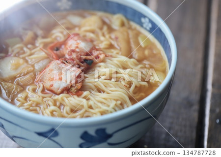用泡菜燉煮的速食味噌拉麵 用泡菜燉煮的速食味噌拉麵 134787728