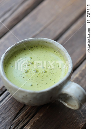抹茶拿鐵，盛放在可愛的圓形手工杯裡 134787845