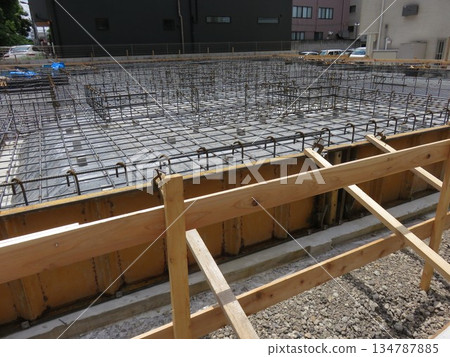 地基工程已經開始的施工現場 地基工程已經開始的施工現場 134787885