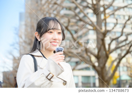 一名女子在辦公區使用針式麥克風講話 134788673