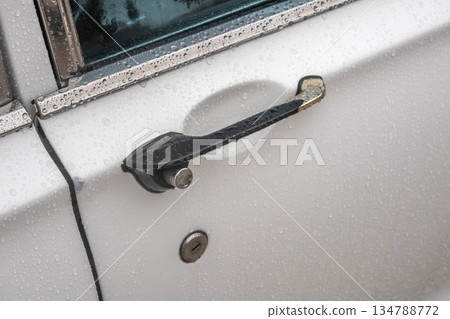 汽車門把手:老式汽車上不常見的門把手 汽車門把手:老式汽車上不常見的門把手 134788772