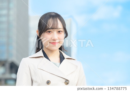 一位女士看向鏡頭，背景是藍天。 134788775