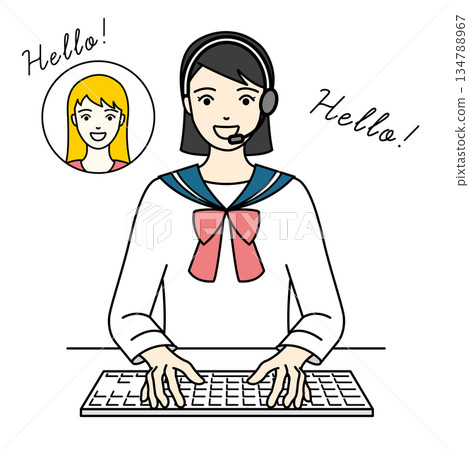 身穿水手服、微笑的學生們在上網課時戴著耳機 134788967