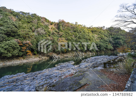 大彥閣（千光寺）入口前的保津川（冬季） 134788982