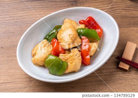 Chicken fillet and green pepper stir-fried with butter and soy sauce Chicken fillet and green pepper stir-fried with butter and soy sauce 134789129