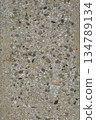 混凝土路面表面，裸露骨材卵石，路面紋理粗糙。 134789134