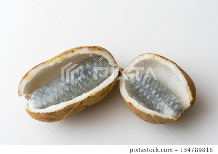 白紙上木通果實的室內照片 02 134789818