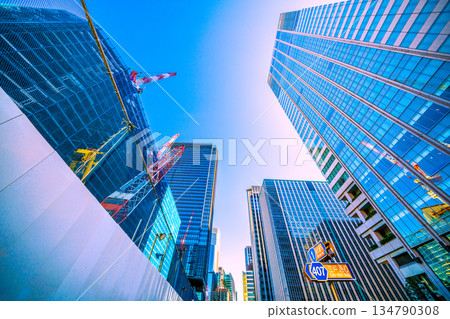 日本東京城市景觀 TOKYO TORCH 大手町的巨型鋼鐵結構…丸之內在右側 = 12月28日 134790308