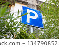 Free parking signal 134790852