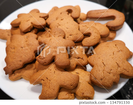 Plate Of Gingerbread Cookies In Various Shapes, A Warm Holiday Snack For Sharing 134791330