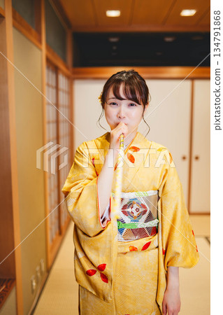 一位身著和服的美麗女子在日式房間裡 134791868