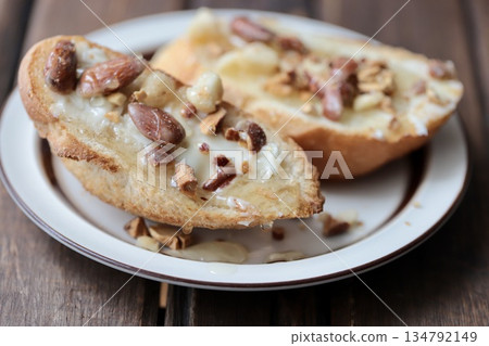 混合堅果蜂蜜奶油法國長棍開放式三明治 134792149