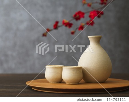 清酒圖像 清酒瓶和 choko 清酒套裝 清酒圖像 清酒瓶和 choko 清酒套裝 134793111