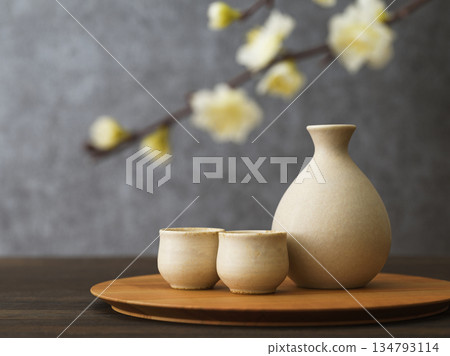 清酒圖像 清酒瓶和 choko 清酒套裝 134793114