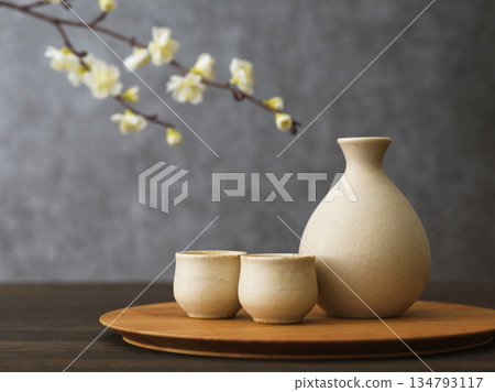 清酒圖像 清酒瓶和 choko 清酒套裝 清酒圖像 清酒瓶和 choko 清酒套裝 134793117