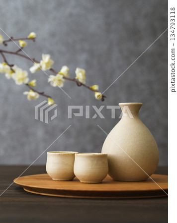 Japanese sake image: Sake bottle and sake cup set 134793118