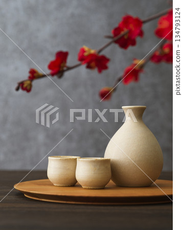 清酒圖像 清酒瓶和 choko 清酒套裝 134793124