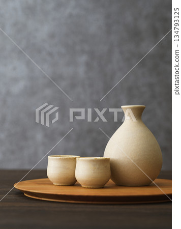 清酒圖像 清酒瓶和 choko 清酒套裝 134793125