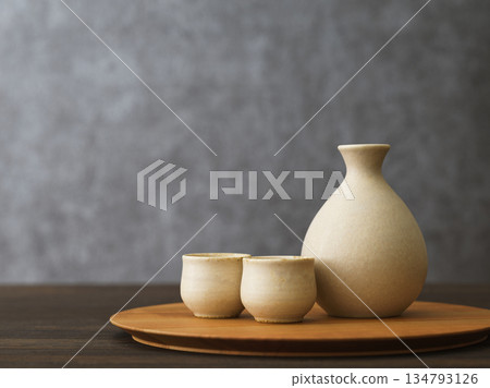 清酒圖像 清酒瓶和 choko 清酒套裝 134793126