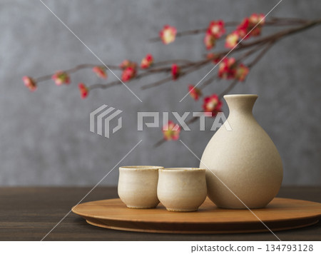 Japanese sake image: Sake bottle and sake cup set Japanese sake image: Sake bottle and sake cup set 134793128