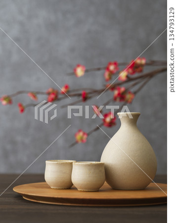 Japanese sake image: Sake bottle and sake cup set 134793129