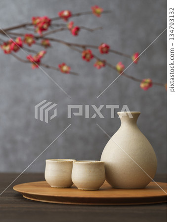 清酒圖像 清酒瓶和 choko 清酒套裝 134793132