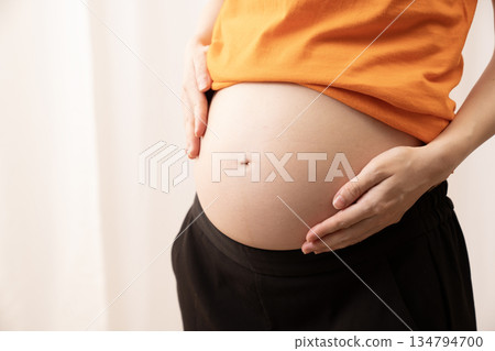 女性的胃懷孕8個月 134794700