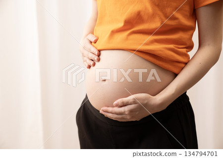 女性的胃懷孕8個月 女性的胃懷孕8個月 134794701