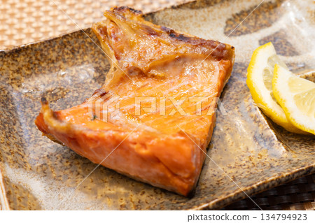 美味的烤魚,烤鮭魚腩 美味的烤魚,烤鮭魚腩 134794923