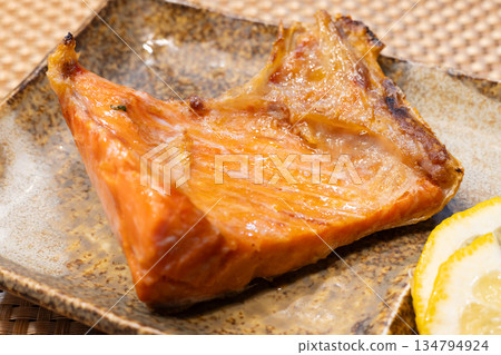 美味的烤魚,烤鮭魚腩 美味的烤魚,烤鮭魚腩 134794924