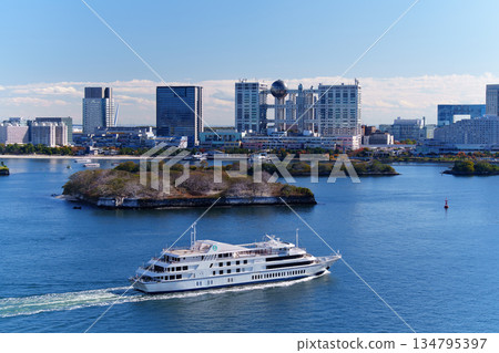 觀光船享受東京灣沿岸的風景 觀光船享受東京灣沿岸的風景 134795397