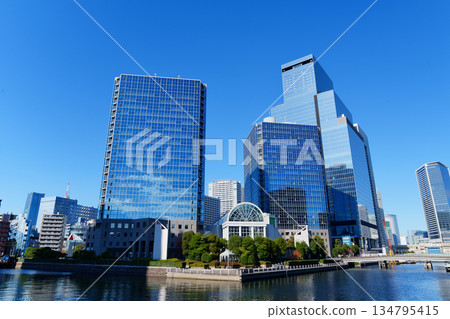 東京，芝浦運河沿岸的辦公區 134795415