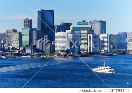 觀光船享受東京灣沿岸的風景 觀光船享受東京灣沿岸的風景 134795444