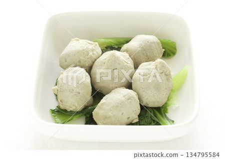 用魚糜製成的魚丸 用魚糜製成的魚丸 134795584