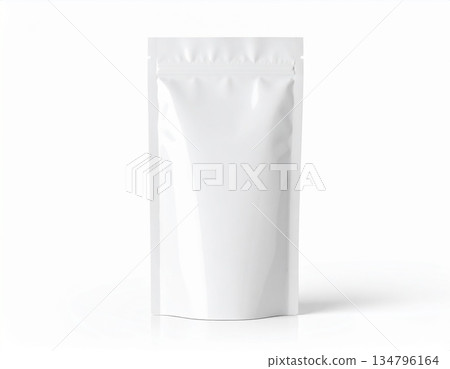 白色背景上的白色包裝袋樣機樣品 134796164