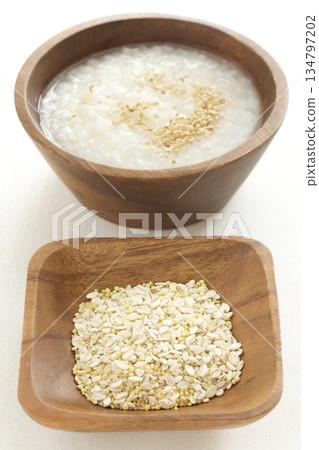 Porridge with mixed grains 134797202