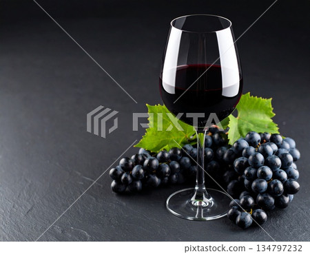 Red wine, wine glasses, enjoying wine, bar 134797232
