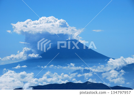 【山景】夏日雲霧繚繞的富士山（北嶽攝） 134797957
