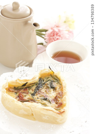 心形乳蛋餅和茶 心形乳蛋餅和茶 134798389