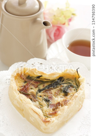 Heart-shaped quiche and tea 134798390