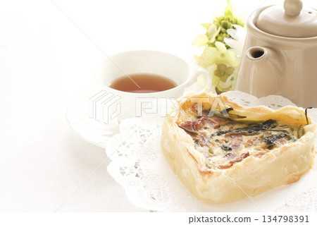 Heart-shaped quiche and tea 134798391