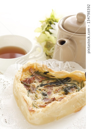 心形乳蛋餅和茶 134798392