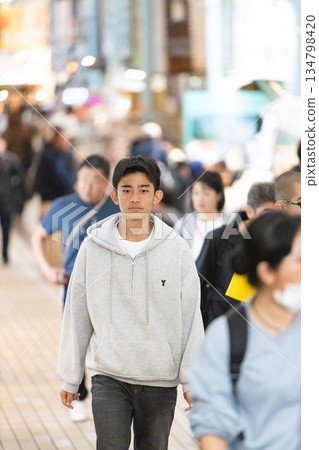 國中生走過商業區 134798420