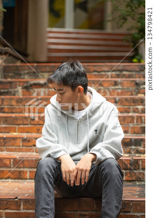一個懶惰的男孩 134798421