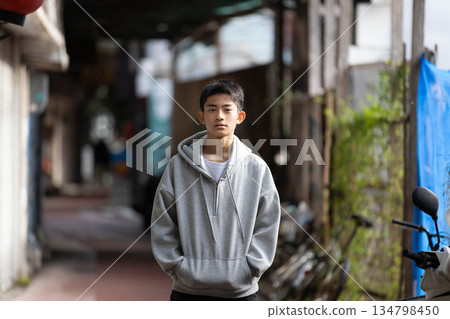 一個人走在這座城市 134798450