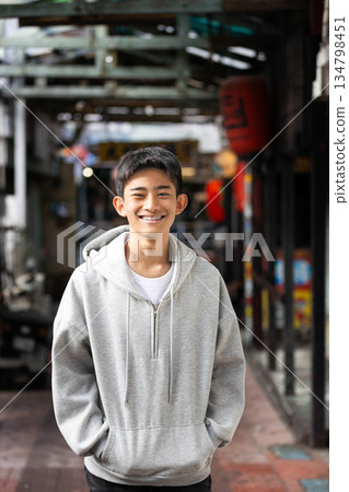 一個男孩帶著微笑 134798451