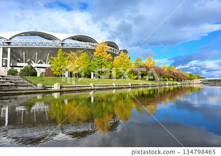 Big Swan and the canal under a clear autumn sky (Niigata City, Niigata Prefecture) Big Swan and the canal under a clear autumn sky (Niigata City, Niigata Prefecture) 134798465