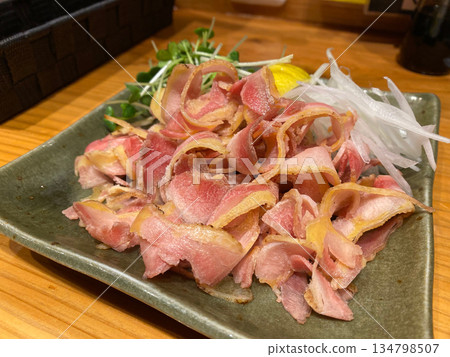 新鮮刨製的冷凍雞肉刺身 新鮮刨製的冷凍雞肉刺身 134798507